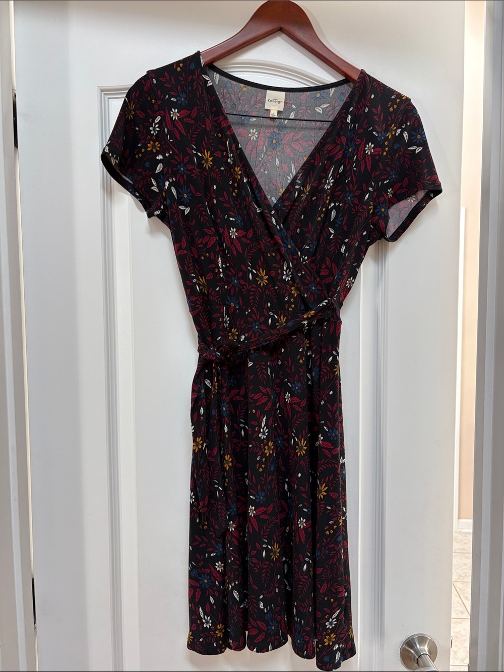 Kaleigh Wrap-Front Floral Midi Dress in Burgundy, size Small